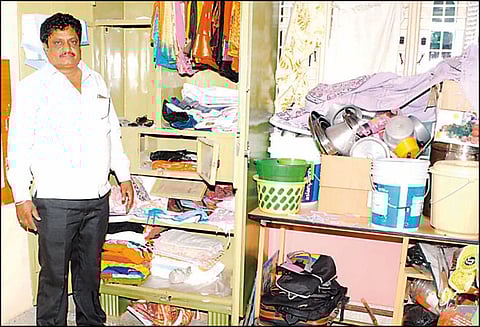 ஹலகூர் அருகே ஜே.பி.எம். லே-அவுட் பகுதியில் வியாபாரி வீட்டில் ரூ.10 லட்சம் நகைகள், பணம் திருட்டு மர்ம நபர்களை போலீஸ் தேடுகிறது