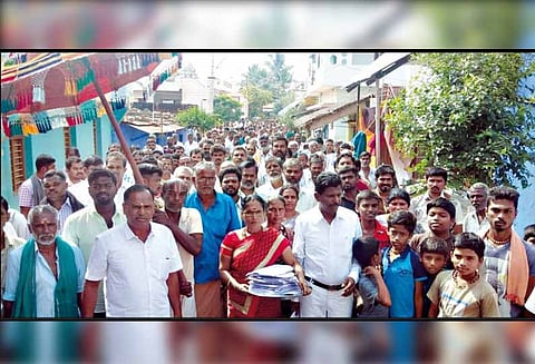 திருமண மண்டபத்தை திறக்க வலியுறுத்தி ஊர்வலமாக செல்ல முயன்றவர்கள் தடுத்து நிறுத்தம் - போலீசார் குவிப்பு