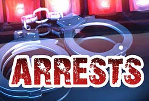 நடுரோட்டில் போலீஸ்காரரை தாக்கிய 2 வாலிபர்கள் கைது