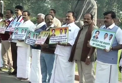 பாராளுமன்றத்தில் எதிர்க்கட்சிகள் கடும் அமளி: இரு அவைகளும் ஒத்திவைப்பு