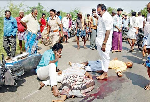 மோட்டார் சைக்கிள் மீது டிராக்டர் மோதல் அ.ம.மு.க. பிரமுகரின் மனைவி உள்பட 2 பேர் பலி
