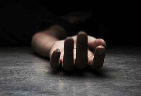 பரமத்தி வேலூர் அருகே லாரி மீது மோட்டார் சைக்கிள் மோதல்; சிறுவன் பலி