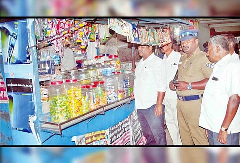 பொது இடங்களில் புகை பிடித்தால் அபராதம் அதிகாரிகள் எச்சரிக்கை