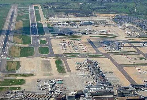 லண்டன் கட்விக் விமான நிலையத்தில் விமான சேவை பாதிப்பு