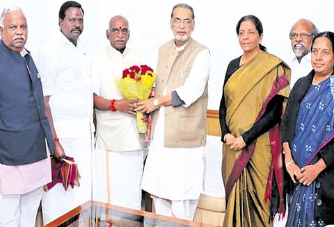 மத்திய மந்திரிகளுடன், பொன் ராதாகிருஷ்ணன் சந்திப்பு கஜா புயல் பாதிப்பை விளக்கினார்