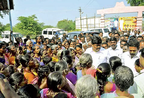 பட்டாசு ஆலைகள் மூடப்பட்டதால் வாழ்வாதாரம் பாதிப்பு: பெண் தொழிலாளர்கள் அமைச்சரிடம் கதறல்