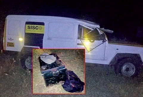 சாயல்குடி அருகே ஏ.டி.எம். எந்திரங்களில் நிரப்புவதற்காக கொண்டு சென்ற ரூ.1 கோடி மாயம்