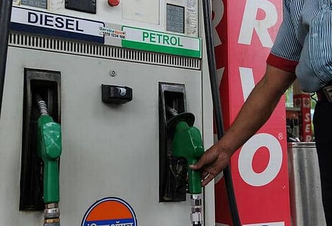 பெட்ரோல் விலை 18 காசுகள் குறைப்பு, டீசல் விலையும் குறைந்தது