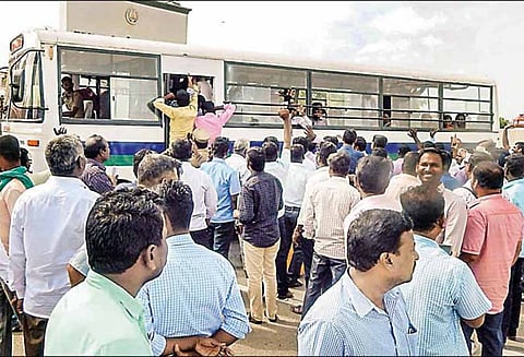 கலெக்டர் அலுவலகத்தை கிராம நிர்வாக அலுவலர்கள் முற்றுகை - 175 பேர் கைது