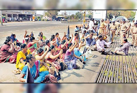 கலெக்டர் அலுவலகத்தை முற்றுகையிட்ட கிராம நிர்வாக அலுவலர்கள் 75 பேர் கைது