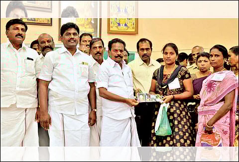 காரைக்குடியில் நலத்திட்ட உதவிகள் அமைச்சர் பாஸ்கரன் வழங்கினார்