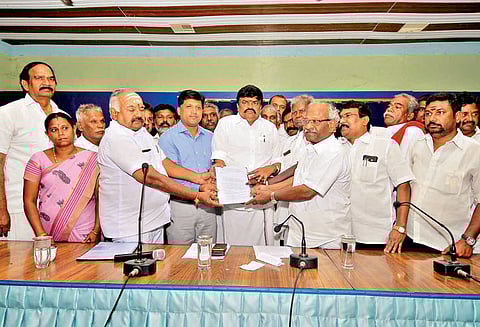 பட்டாசு தொழில் பிரச்சினைக்கு சட்டரீதியாக தீர்வு போராட்டம் நடத்தியவர்களிடம் அமைச்சர் கே.டி.ராஜேந்திரபாலாஜி உறுதி