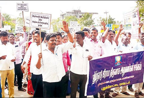 கலெக்டர் அலுவலகத்தை கிராம நிர்வாக அதிகாரிகள் முற்றுகை 77 பேர் கைது