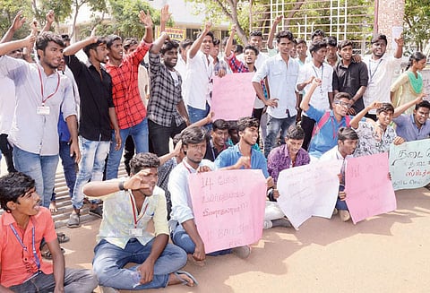 ஸ்டெர்லைட் ஆலைக்கு எதிர்ப்பு: திருச்சி அரசு கல்லூரி மாணவர்கள் வகுப்பை புறக்கணித்து போராட்டம்