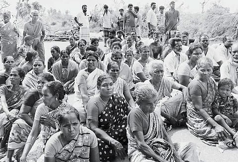 முன்விரோதத்தில் மின் ஊழியர் தாக்கப்பட்டதை கண்டித்து கிராம மக்கள் சாலை மறியல்: தந்தை-மகன் கைது