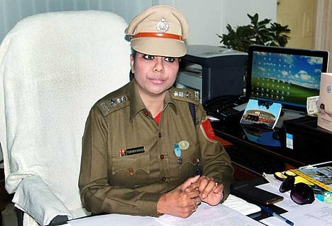 தொழிலதிபரை மிரட்டிய வழக்கு; முன்னாள் பெண் ஐ.பி.எஸ். அதிகாரியின் கூட்டாளி டெல்லியில் கைது