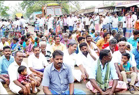 கறம்பக்குடி, அறந்தாங்கி பகுதிகளில் புயல் நிவாரண பொருட்கள் வழங்காததை கண்டித்து பொதுமக்கள் சாலை மறியல்