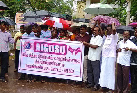 கொட்டும் மழையில் தபால் ஊழியர்கள் ஆர்ப்பாட்டம்