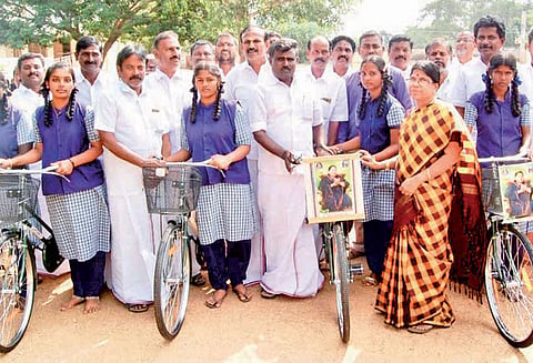மாணவ-மாணவிகளுக்கு விலையில்லா சைக்கிள் பெரியபுள்ளான் எம்.எல்.ஏ. வழங்கினார்