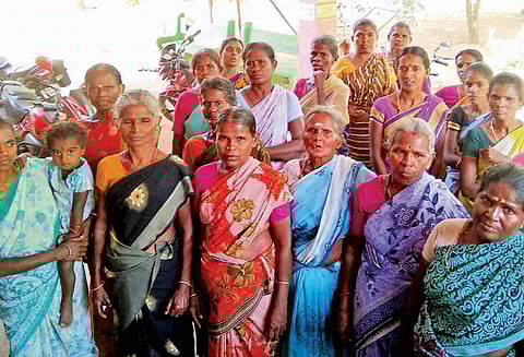 பட்டாசு ஆலை மூடப்பட்டதால் பாதிப்பு: 100 நாள் திட்டத்தில் வேலை கேட்கும் பெண் தொழிலாளர்கள்