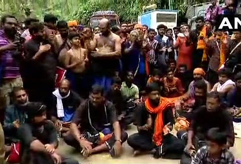 சபரிமலைக்கு சென்ற 11 தமிழக பெண்களுக்கு எதிராக போராட்டத்தில் ஈடுபட்ட பக்தர்கள் கைது