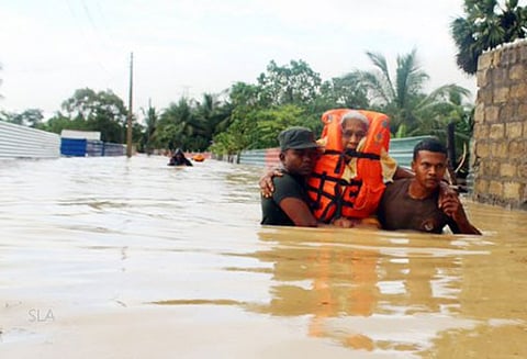 இலங்கை: கடும் வெள்ளப்பெருக்கு - ஆயிரக்கணக்கானோர் சிக்கித்தவிப்பு