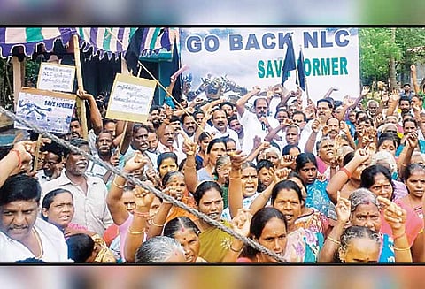 3-வது சுரங்கம் அமைக்க முயற்சி என்.எல்.சி.யை கண்டித்து கிராம மக்கள் ஆர்ப்பாட்டம்