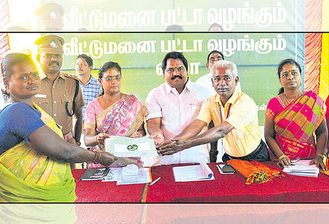 ஊத்துக்கோட்டையில் 210 பேருக்கு இலவச வீட்டுமனை பட்டா கலெக்டர் மகேஸ்வரி ரவிக்குமார் வழங்கினார்