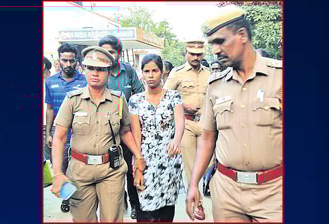 காதலுக்கு எதிர்ப்பு தெரிவித்த தாயை குத்திக்கொன்ற கல்லூரி மாணவி