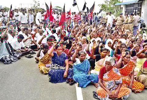 புயல் நிவாரணம் வழங்க வலியுறுத்தி திருப்பூண்டியில், அரசியல் கட்சியினர் சாலை மறியல் - போக்குவரத்து பாதிப்பு