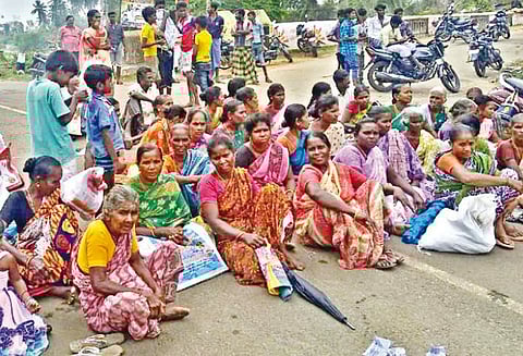 கூத்தாநல்லூர் அருகே நிவாரண பொருட்கள் வழங்கக்கோரி கிராம மக்கள் சாலை மறியல் - போக்குவரத்து பாதிப்பு