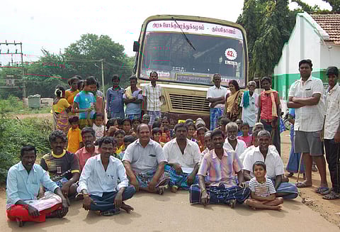 தோகைமலை அருகே தாமதமாக வந்த அரசு பஸ்சை சிறைபிடித்து பொதுமக்கள் போராட்டம்