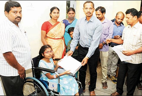 கிருஷ்ணகிரியில் பொதுமக்கள் குறை தீர்க்கும் கூட்டம் - நல உதவிகளை கலெக்டர் வழங்கினார்