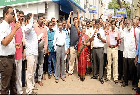 வங்கி அதிகாரிகள், ஊழியர்கள் வேலை நிறுத்த போராட்டம் - ரூ.2 ஆயிரம் கோடி பணப்பரிவர்த்தனை பாதிப்பு