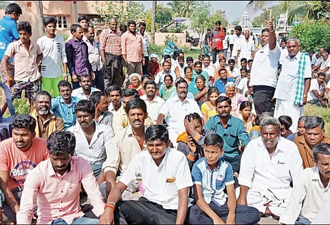 கோவில் அருகே நிறுவிய சிலுவையை அகற்றக்கோரி பொதுமக்கள் மறியல்: போலீசார் குவிப்பு-வாக்குவாதம் ஏற்பட்டதால் பரபரப்பு