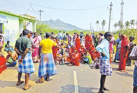 பள்ளிப்பட்டு தாலுகாவில் ரேஷன் பொருட்கள் சரிவர வழங்காததை கண்டித்து மறியல் போக்குவரத்து பாதிப்பு