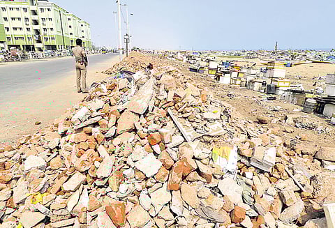 புத்தாண்டில் மெரினா கடற்கரை மிளிரும்: மீண்டும் மீன்கடைகள் அமைப்பதை தடுக்க பலத்த போலீஸ் பாதுகாப்பு மாநகராட்சி அதிகாரிகள் தீவிரம்