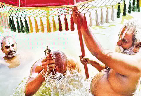 ஸ்ரீரங்கம் ரெங்கநாதர் கோவிலில் நம்பெருமாள் தீர்த்தவாரி கண்டருளினார்