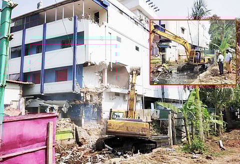 வாய்க்கால் கரையில் ஆக்கிரமிப்புகள் அகற்றம்