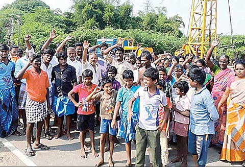 விருத்தாசலம் அருகே பரபரப்பு ஆழ்துளை கிணறு அமைக்கும் பணியை தடுத்து நிறுத்தி போராட்டம்