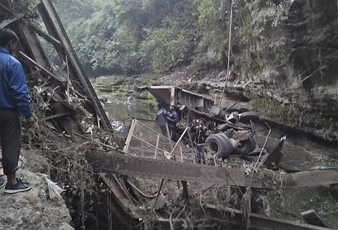 100 ஆண்டுகள் பழமையான பாலம் இடிந்து விழுந்து விபத்து இருவர் உயிரிழப்பு