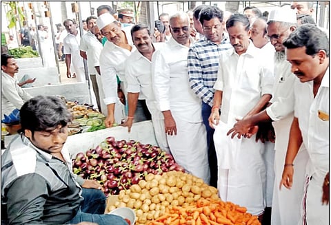 ஆரணியில் தற்காலிக காய்கறி வணிக வளாகம் அமைச்சர் திறந்து வைத்தார்