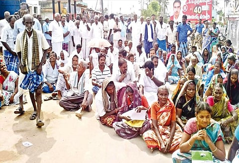 புயலால் பாதிக்கப்பட்டவர்களுக்கு நிவாரணம் வழங்க வலியுறுத்தி கிராம மக்கள் சாலை மறியல் - போக்குவரத்து பாதிப்பு