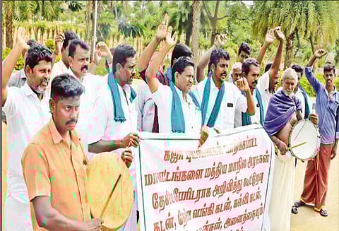 அனைத்து கடன்களையும் தள்ளுபடி செய்ய வலியுறுத்தி கலெக்டர் அலுவலகத்தில் தப்பு அடித்து விவசாயிகள் போராட்டம்