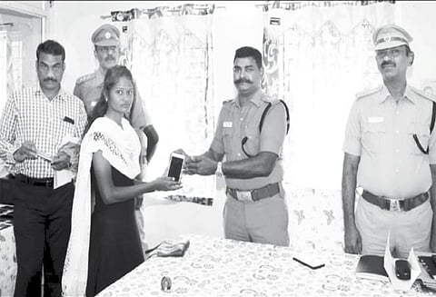 தஞ்சை மாவட்டத்தில் திருட்டுபோன ரூ.7 லட்சம் மதிப்புள்ள செல்போன்கள் மீட்பு - உரிமையாளர்களிடம், போலீஸ் சூப்பிரண்டு செந்தில்குமார் ஒப்படைத்தார்