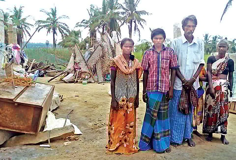 சேதம் அடைந்த குடிசையை சீரமைக்க மகனை ரூ.10 ஆயிரத்துக்கு கொத்தடிமையாக விற்ற பெற்றோர் - நெஞ்சை உலுக்கும் கஜா புயல் சோகம்