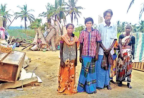 சேதம் அடைந்த குடிசையை சீரமைக்க மகனை ரூ.10 ஆயிரத்துக்கு கொத்தடிமையாக விற்ற பெற்றோர் நெஞ்சை உலுக்கும் கஜா புயல் சோகம்