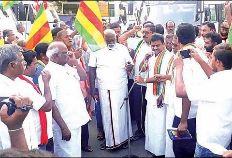 விவசாயிகளின் போராட்டத்திற்கு ஆதரவு தெரிவித்து அனுமதியின்றி ஆர்ப்பாட்டம் நடத்திய 60 பேர் கைது - பல்லடத்தில் பரபரப்பு