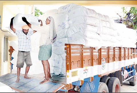 பொங்கல் பண்டிகைக்காக குடும்ப அட்டைதாரர்களுக்கு விலையில்லா வேட்டி-சேலைகள்: லாரிகளில் வந்து சேர்ந்தன