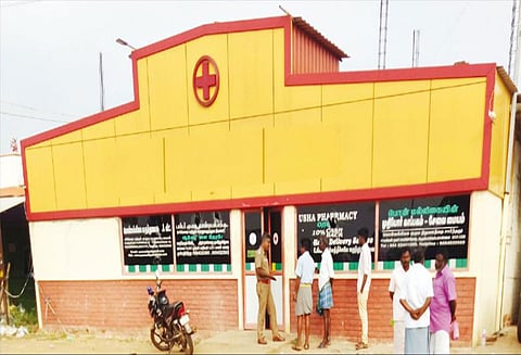 விவசாயி இறந்ததால் ஆத்திரம்: முன்னாள் அமைச்சர் மகனின் மருத்துவமனையை சூறையாடிய கும்பல் - முத்துப்பேட்டை அருகே பரபரப்பு